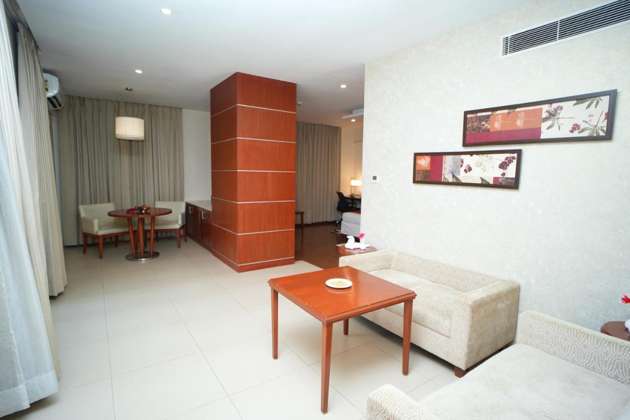 The Altruist Business Hotel Hitech Haiderabad Buitenkant foto