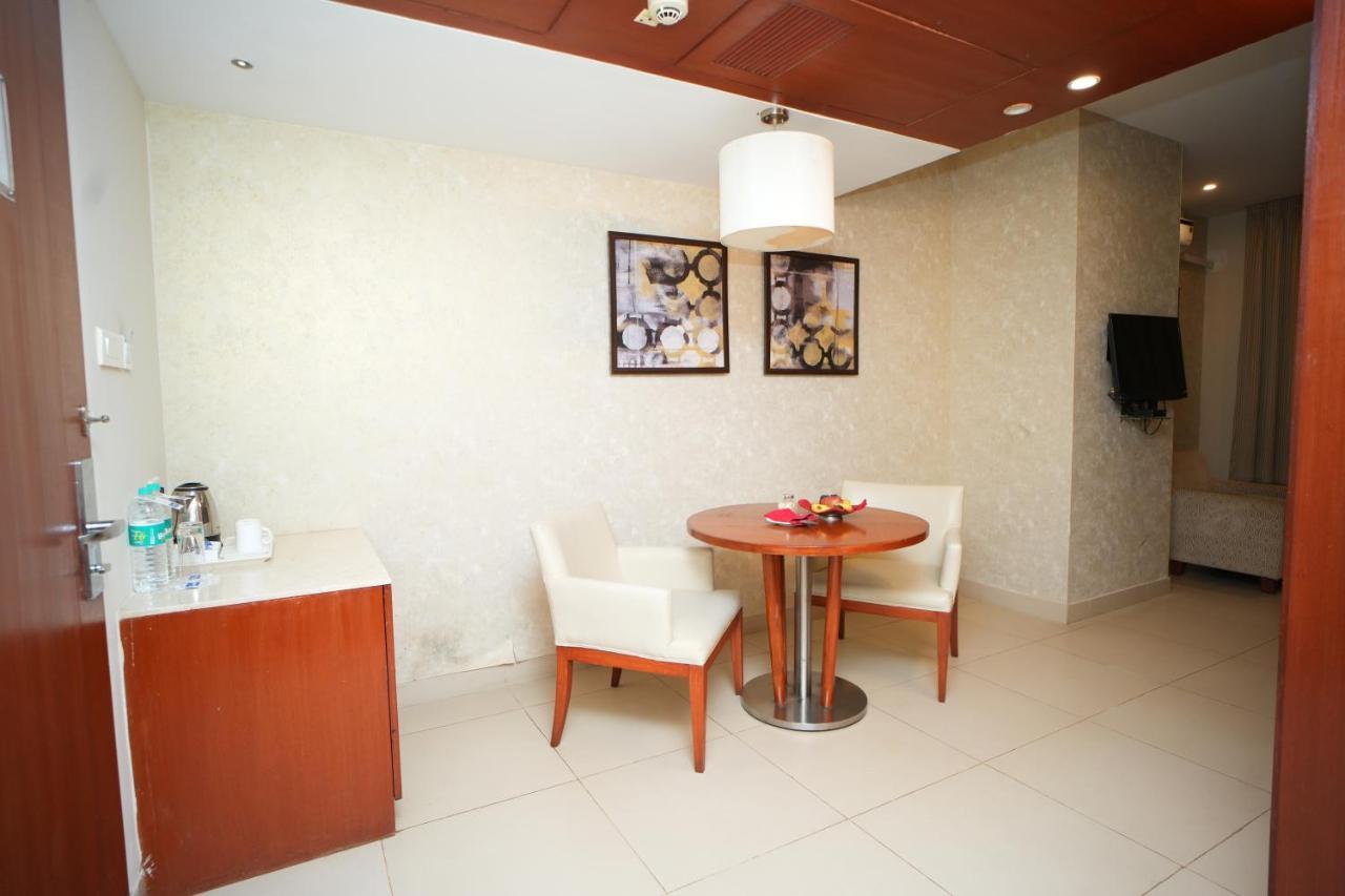 The Altruist Business Hotel Hitech Haiderabad Buitenkant foto